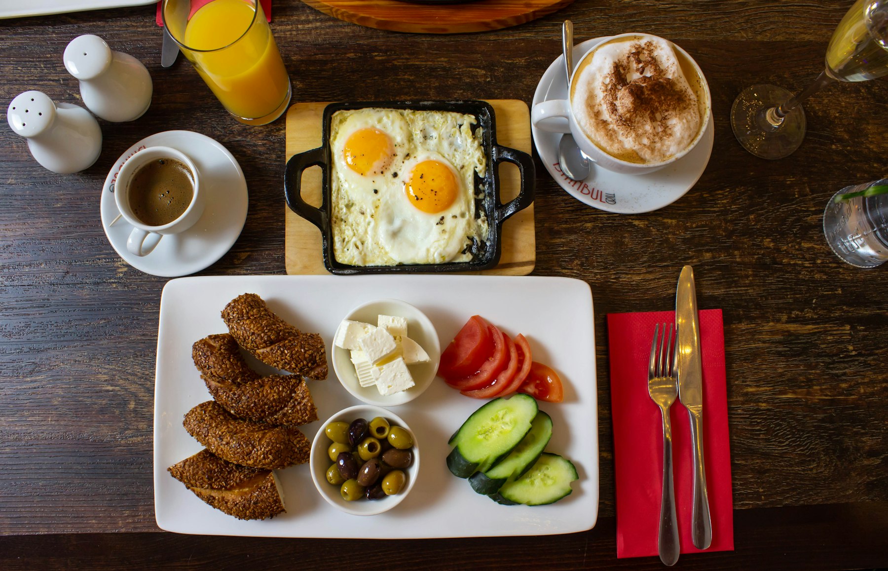 Liebevoll arrangiertes Frühstück mit Kaffee und Gebäck